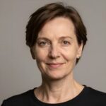 Портрет уверенного российского бизнесмена с дружелюбным взглядом на нейтральном размытом фоне студии