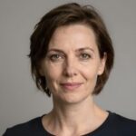 Портрет уверенного российского бизнесмена с дружелюбным взглядом на нейтральном размытом фоне студии